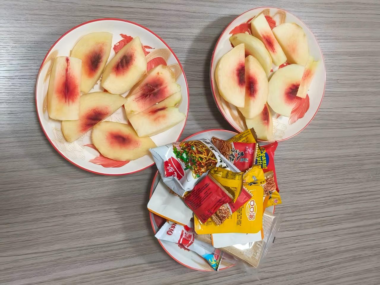 Persikor och snacks startade Zemeijias eftermiddag