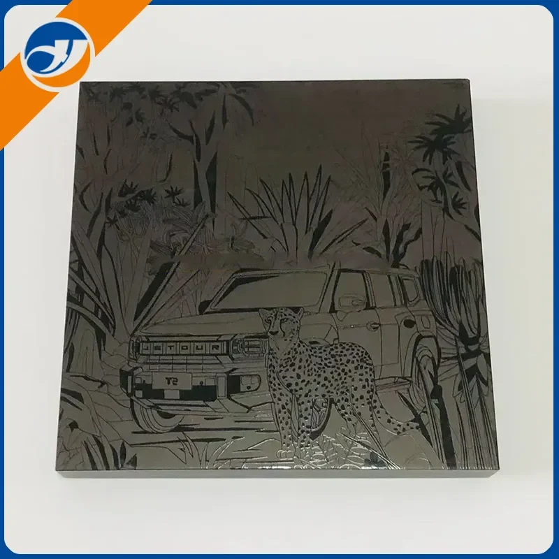 Svart presentförpackning med matt prägling